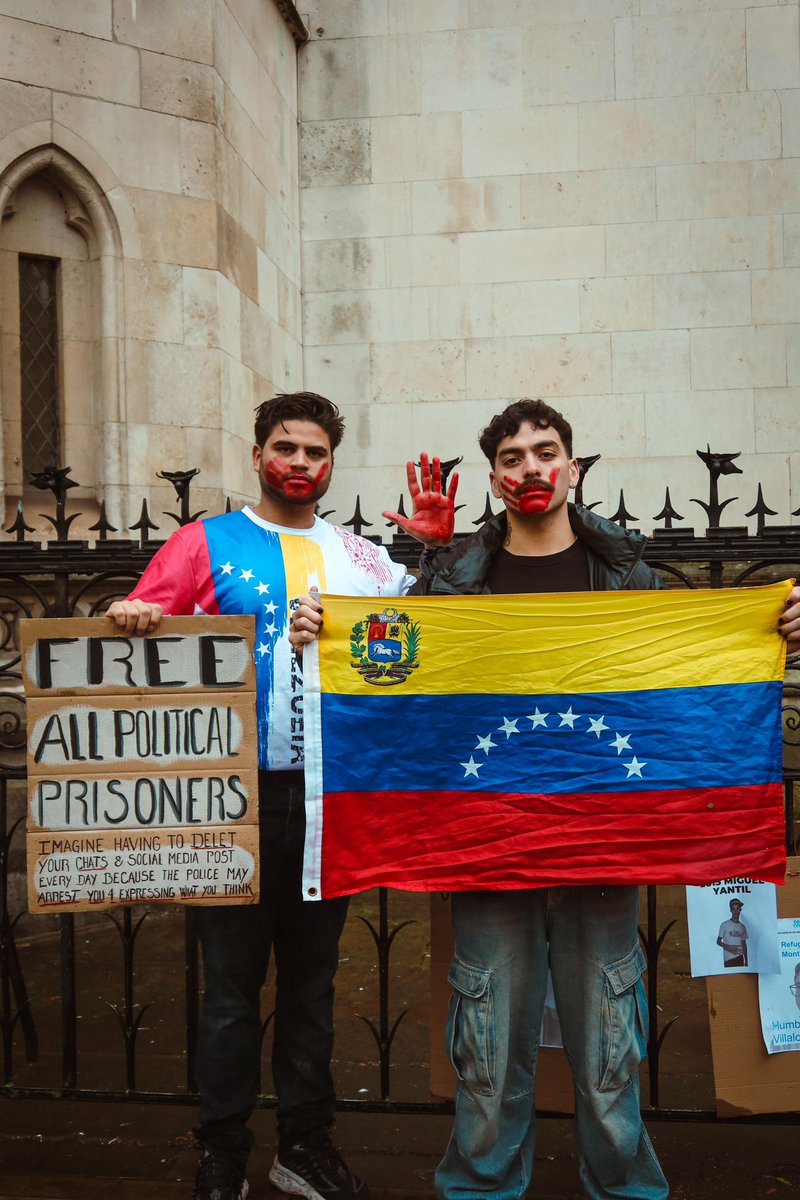 MundoConVzla's tweet photo. LONDRES 🇬🇧 GRITA, SOS VENEZUELA‼️

En las calles, con cara y manos manchadas los venezolanos en londres salieron a exigir que se respete la voluntad del pueblo y que se tomen acciones hacia el Régimen de Nicolás Maduro.

#CPIActúaYaXVzla https://t.co/tIcNUPmmnU