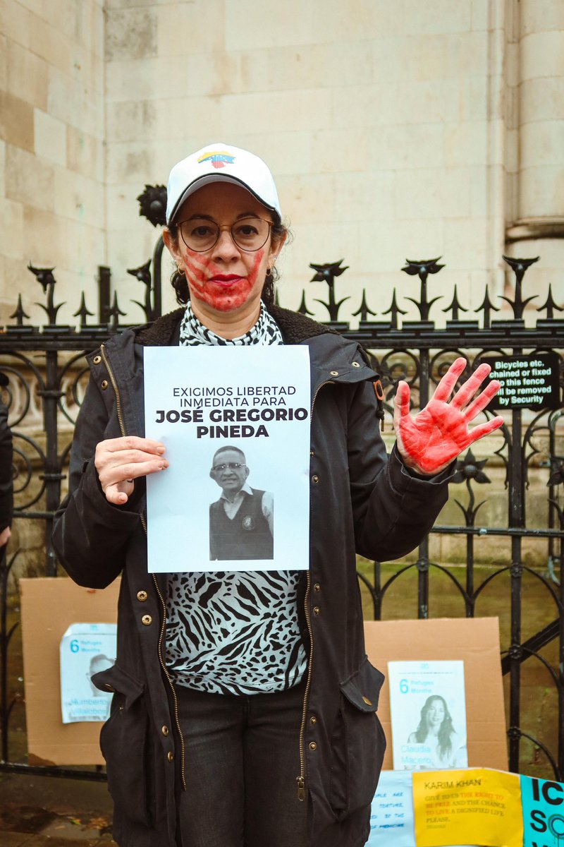 MundoConVzla's tweet photo. LONDRES 🇬🇧 GRITA, SOS VENEZUELA‼️

En las calles, con cara y manos manchadas los venezolanos en londres salieron a exigir que se respete la voluntad del pueblo y que se tomen acciones hacia el Régimen de Nicolás Maduro.

#CPIActúaYaXVzla https://t.co/tIcNUPmmnU
