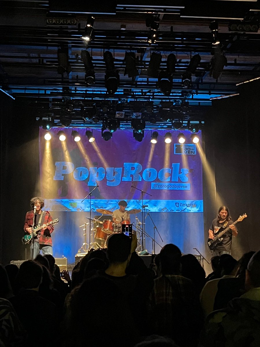 zaragoza_es's tweet photo. Ayer tuvo lugar la gran final del #concurso de música joven #PopyRock de @zgzjoven. El grupo Mairot fue elegido ganador del certamen tras actuar junto a los otros dos finalistas (Direi
y Seven Days). Esta fiesta de la música joven, organizada por el Ayuntamiento, reunió a cientos de jóvenes aficionados a la música en el Centro de Artes para Jóvenes el Túnel.
