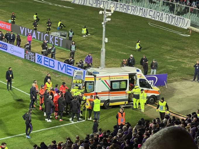 Edoardo Bove abandonó el estadio en ambulancia.