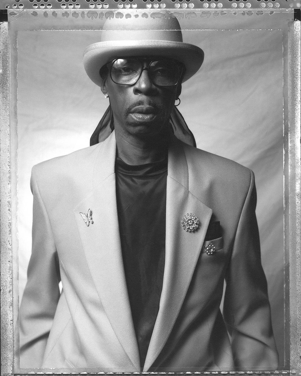 MikelleStreet's tweet photo. In 1998 Gerard Gaskin shot a series of ballroom portraits for Vibe magazine.

The spread reportedly was killed because the new editor-in-chief didn't want people thinking Vibe was a gay mag. Gaskin, to my knowledge, has been shooting balls longer than any other Black photographer https://t.co/rpKKIlBDJp
