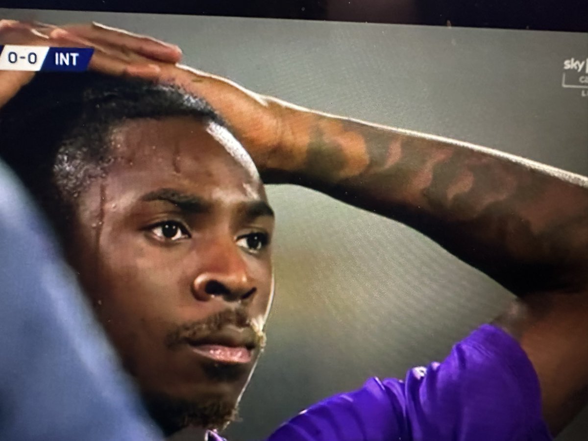 Guillaumemp's tweet photo. Match suspendu entre la Fiorentina et l’Inter. Edoardo Bove est tombé seul au sol, inconscient. Ses coéquipiers sont en larmes, l’arbitre aussi… https://t.co/lriI8p0Rpq