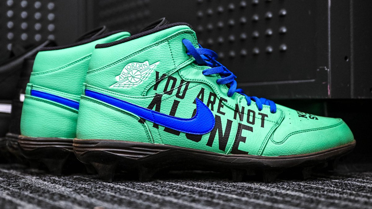 KickingStigma's tweet photo. Talking mental health awareness with our shoes today. 💙💚

#KickingTheStigma x #MyCauseMyCleats https://t.co/i4UlGaYCeM
