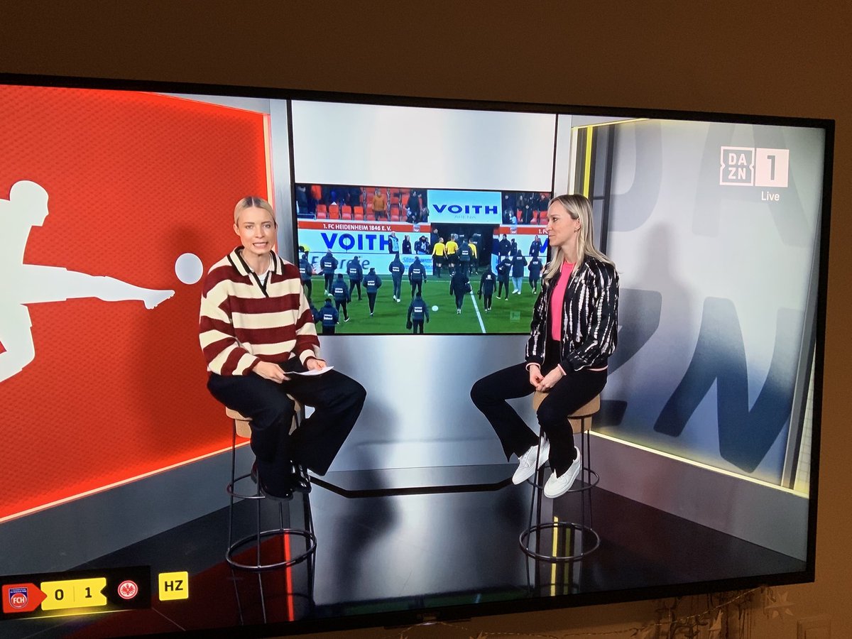 #dazn die Übertragung könnte auch aus meinem Wohnzimmer stattfinden. Meine Fresse ist das amateurhaft.  Und die Moderatorin werden ausgestattet von Kick. #sge
#fchsge