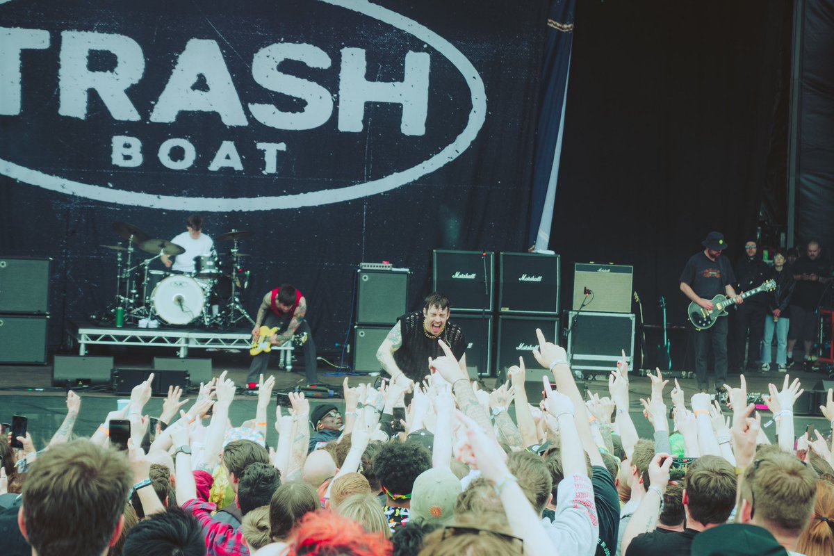UK/EUROPE tour starts in literally 2 months!! 

Get tickets now if you’re cool. And even if you’re not you should probably do it now anyway.

If you’ve already got em congrats on being smart. Where we gonna see ya? 

linktr.ee/trashboatuk