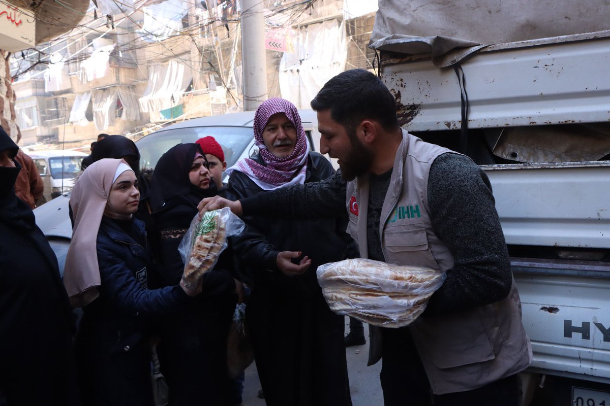 ihhinsaniyardim's tweet photo. Halep şehir merkezindeki halka ekmek dağıtıyoruz. https://t.co/SJaurkHJmU