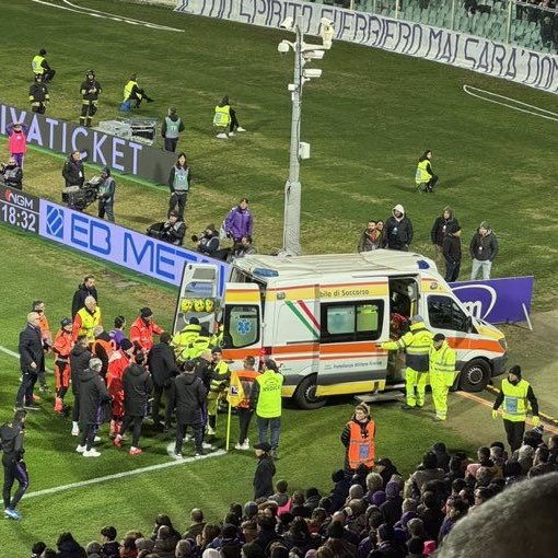 footballpunditX's tweet photo. 🚨𝐁𝐑𝐄𝐀𝐊𝐈𝐍𝐆: The Fiorentina vs Inter match has been suspended as Fiorentina's Player Edoardo Bove collapsed on the pitch.   Prayers with Edoardo.  🙏

#FIOINT #SerieA  #Fiorentina https://t.co/N26lx3nosK