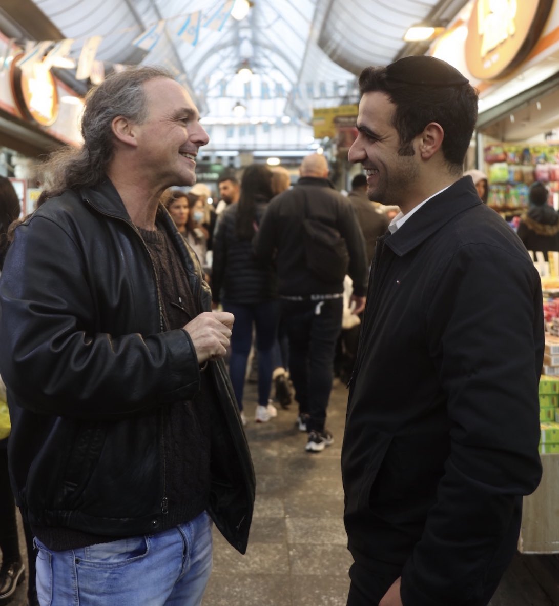 סיבוב קצר עם אבישי בן חיים במחנה יהודה ותבינו כמה מנותקים אתם שמכחישים את תיאוריית ישראל הראשונה והשנייה. שחררו את הרשתות ורדו אל העם.
קולו של אבישי חסר בשנה האחרונה.
הלוואי ויחזור, ויפה שעה אחת קודם.
גילוי נאות: אוהב ומעריך את אבישי, מהיום הראשון שנחשפתי לפרשן המתוק והנדיר הזה.