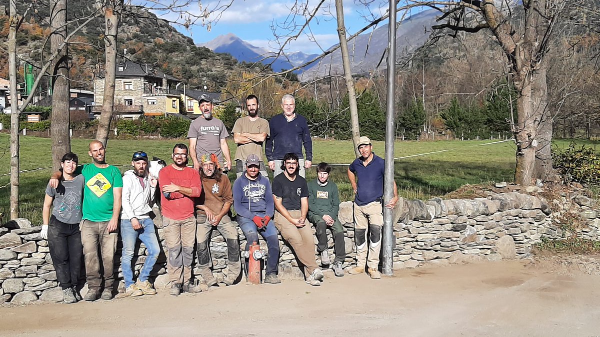 pnaltpirineu's tweet photo. 1/3 Avui hem finalitzat el curs de pedra seca a Ribera de Cardós, amb 11 participants dins del marc de la Setmana de la Pedra Seca. Hem reconstruït un magnífic mur de pedra seca de doble cara, gairebé acabat.

#PedraSeca #SetmanadelaPedraSeca #PNAltPirineu

Fil 🧵 https://t.co/7l1iW8kuNw