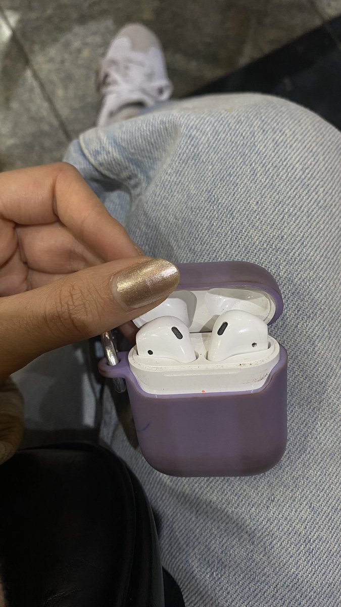 Otobüsün arızalanıp yolda kalmıştır en az 2 saat geç gelecektir. O sırada neyse ki kulaklığım yanımdadır diyip elimi çantaya atarım ve o kırmızı ışık.. sad story:(