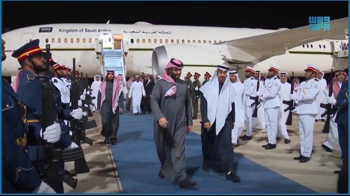 سمو ولي العهد الأمير محمد بن سلمان 
يصل إلى دولة الإمارات العربية المتحدة في زيارة خاصة، وكان في استقباله سمو رئيس الدولة الشيخ محمد بن زايد. 
حفظ الله القائدين الكبيرين.
السعودي إماراتي والإماراتي سعودي.
🇸🇦🇦🇪🇸🇦🇦🇪