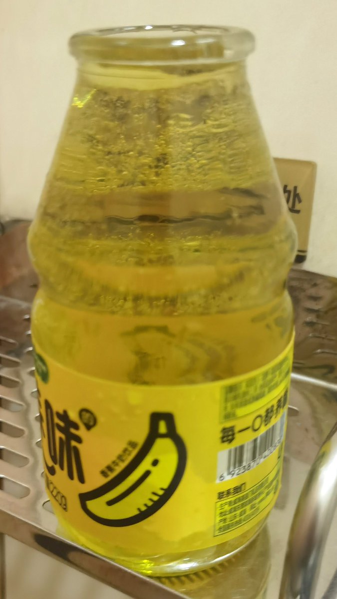 😄 小便池里放瓶子，总是有人绕开这个小便池，然而这个小哥却主动过去尿了满满一瓶，听着尿进瓶子里的声音就兴奋的不行，等他走后看到这金黄的颜色简直美极了，迫不及待喝一口，味道也好，有一点点骚和一点点咸，完全是我最爱的味道，一口气喝完，舒服了，呼。。。