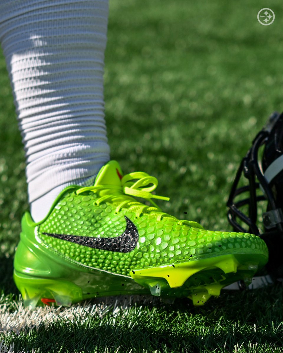 Mamba Mentality 🐍

Naj in the Kobe 6 "Grinch" cleats