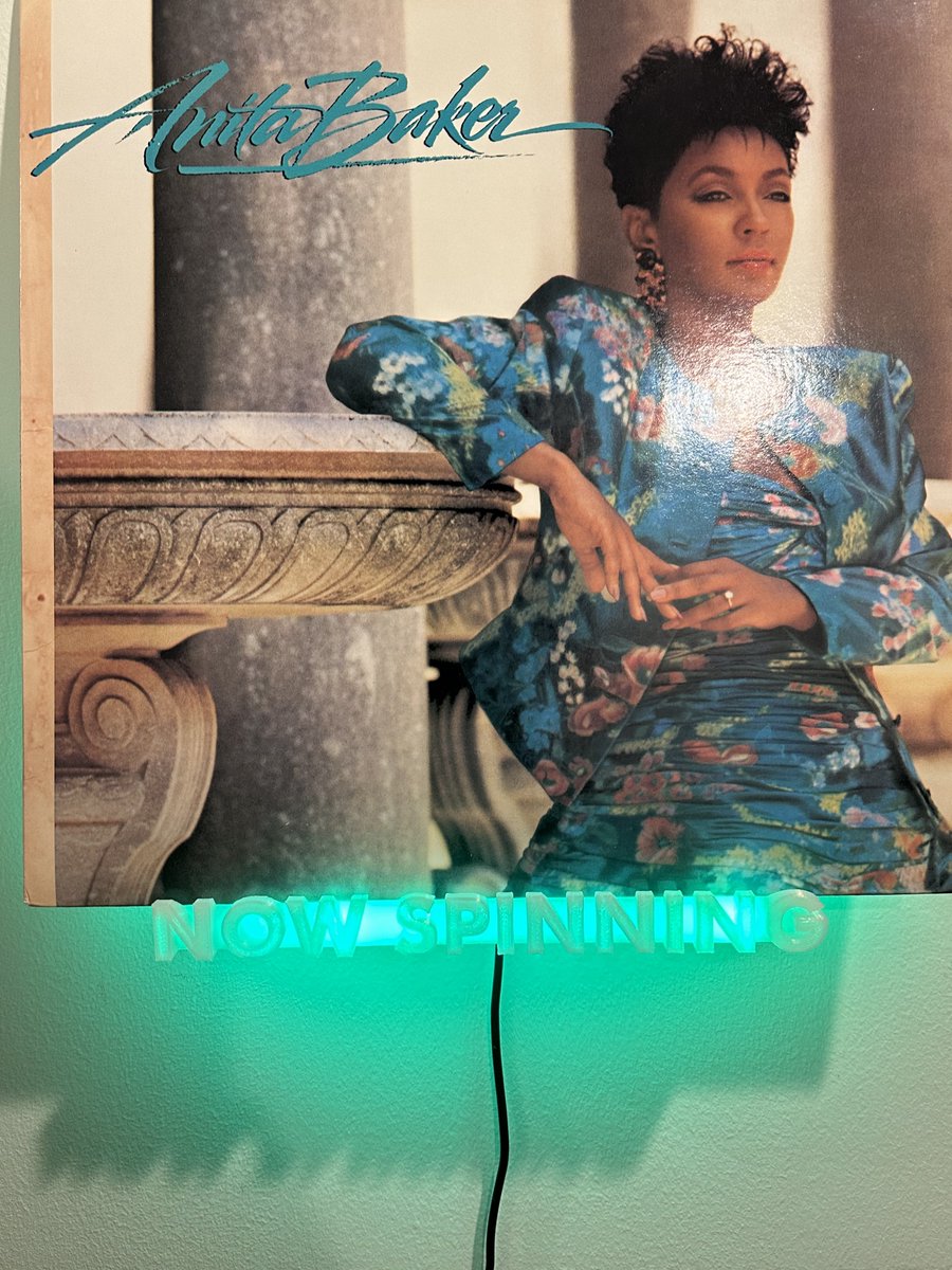 tunaeP_'s tweet image. Auntie be sangin foreal even though she’s problematic as fuck now #SoulfulSundays