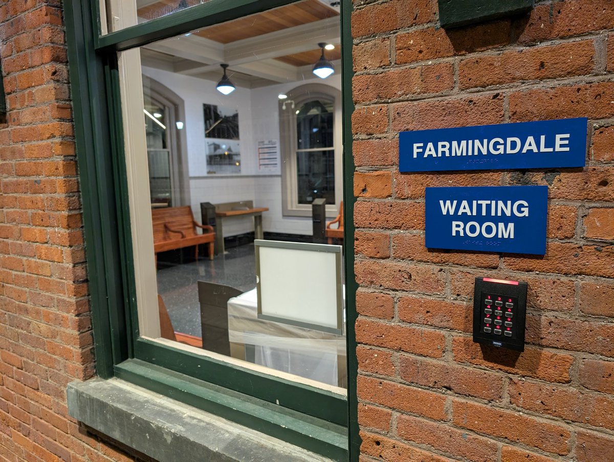 TrueBlueInNY's tweet image. Any reason why paying customers can't escape the cold weather on this stop? @LIRR @MTA