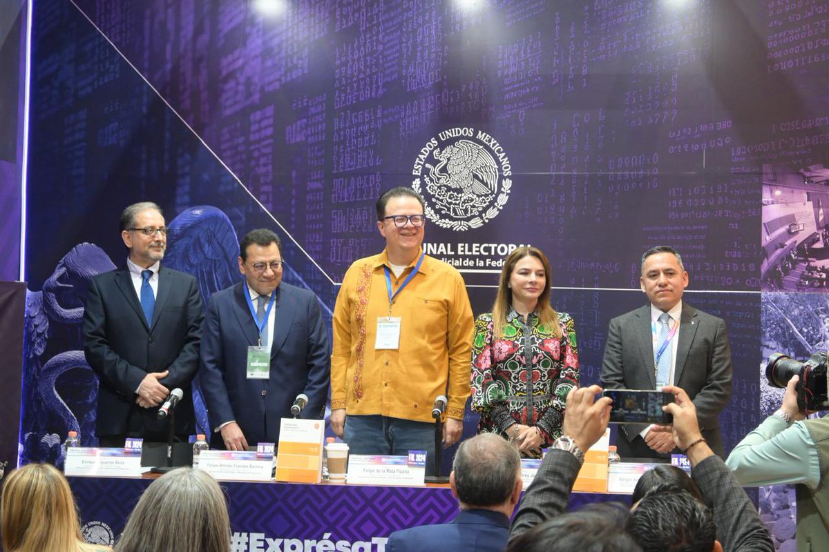 E_FigueroaAvila's tweet photo. Les comparto el enlace 🔗 para ver el video de la presentación de las 11:00 horas ⏱️ de hoy, en el stand del TEPJF en la @FILGuadalajara 

https://t.co/ALGyKiDUlS https://t.co/P0WOp3hah5