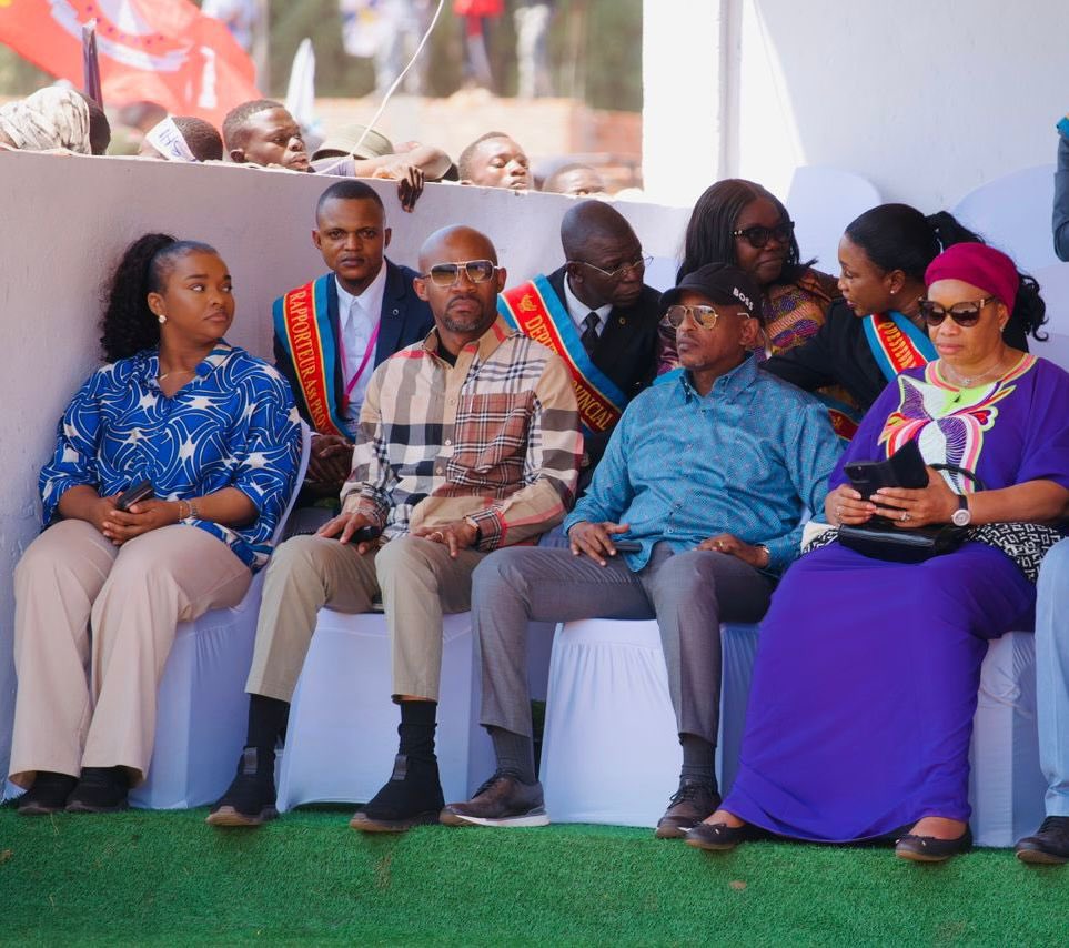 PatrickMuyaya's tweet image. #RDC : 50’ de vol pour passer d’un #Uele à un autre !!!

À #Buta dans le Bas-Uele, le Président de la République s’y est arrêté quelques heures dans le cadre de sa visite d’itinérance.

Il a fait le point de la concrétisation de ses six engagements dans ses interactions avec la