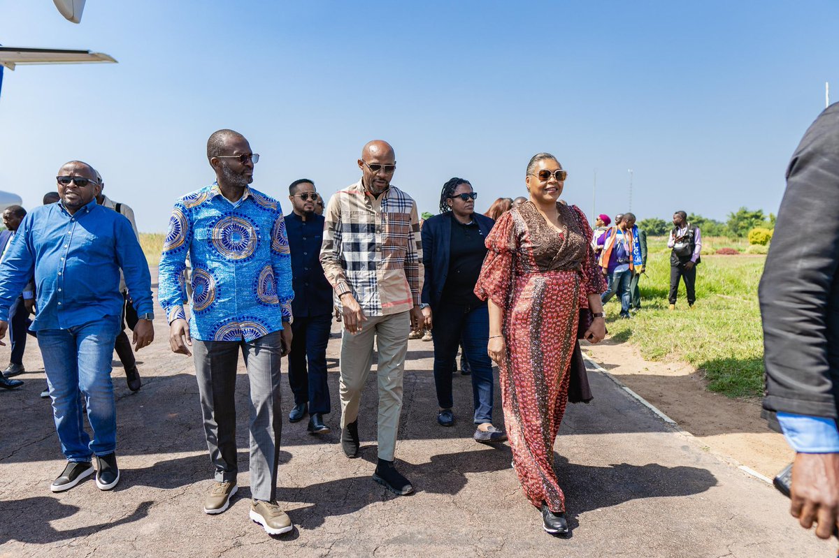 PatrickMuyaya's tweet image. #RDC : 50’ de vol pour passer d’un #Uele à un autre !!!

À #Buta dans le Bas-Uele, le Président de la République s’y est arrêté quelques heures dans le cadre de sa visite d’itinérance.

Il a fait le point de la concrétisation de ses six engagements dans ses interactions avec la