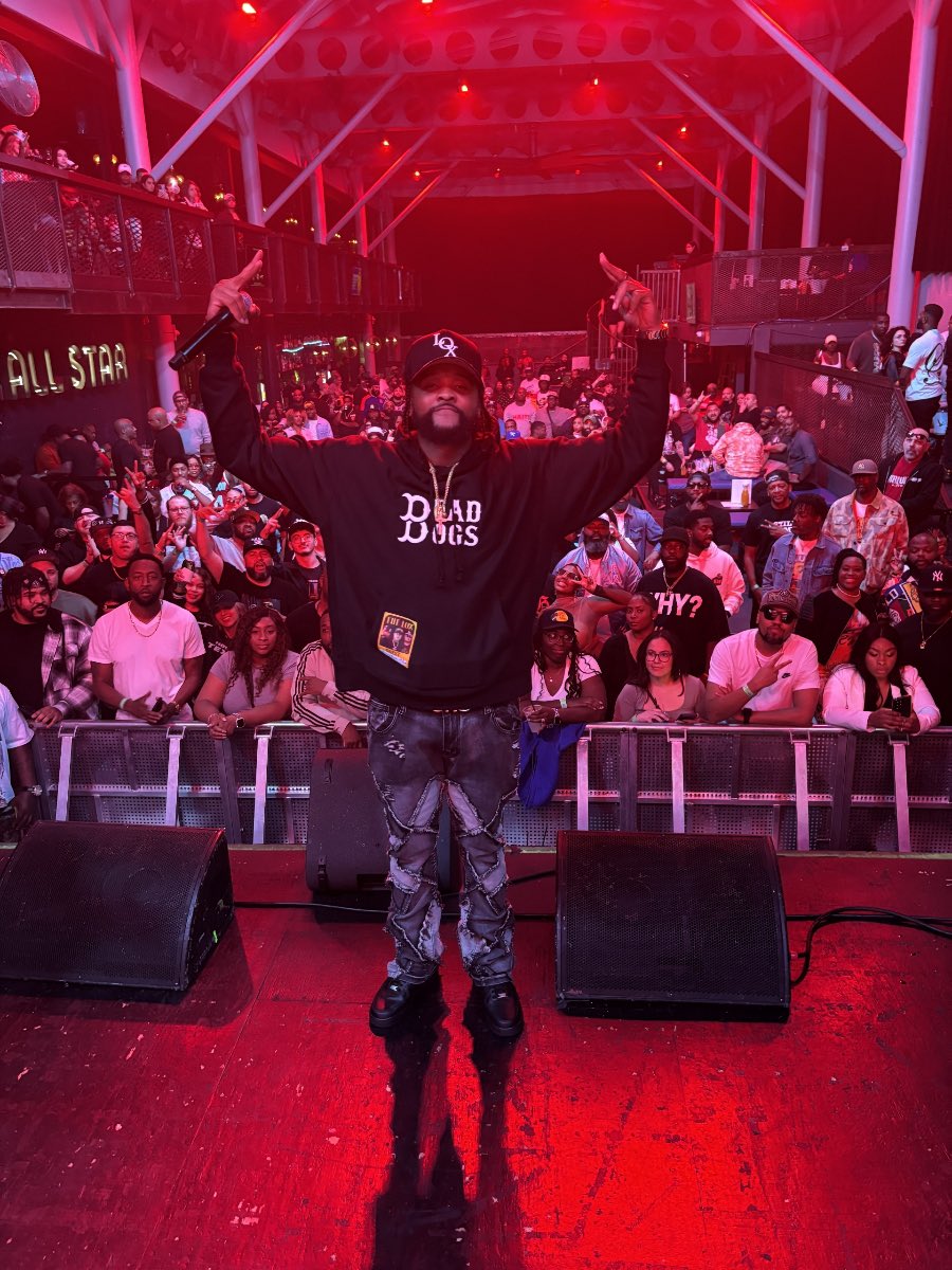 TheMUSEUMTv's tweet photo. Salute to our guy @EXIT_FAME for taking his #DeadDogs Hoodie on Tour with him! Much Love for real. Awesome seeing the merch alongside #HipHop Legends like @thelox . 🥂
For your own “Dead Dogs” Hoodie DM @le_goolord 🐶💤💤💤
🏛️🌍 #TMTV #AnInchADay #Boston https://t.co/wjxik9i0N6