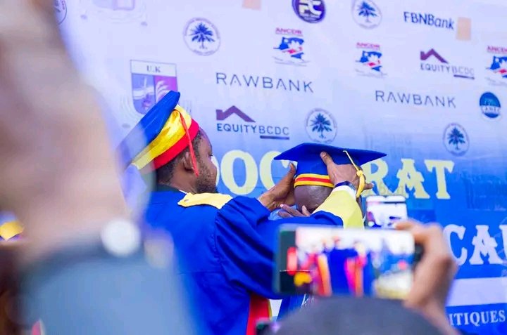 luckybasianga's tweet photo. L’Université Kongo, a procédé, le samedi 30 /11/ 2024, à l’octroi du titre de docteur honoris causa en sciences sociales politiques et administratives, à l’ancien Gouverneur du Kongo central, Simon-Floribert Mbatshi Batshia, pour ses nombreuses actions. https://t.co/ymxxApcpj0