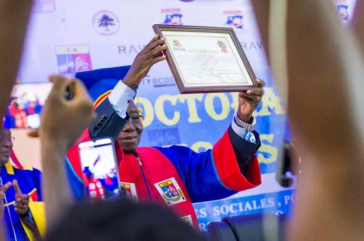 luckybasianga's tweet photo. L’Université Kongo, a procédé, le samedi 30 /11/ 2024, à l’octroi du titre de docteur honoris causa en sciences sociales politiques et administratives, à l’ancien Gouverneur du Kongo central, Simon-Floribert Mbatshi Batshia, pour ses nombreuses actions. https://t.co/ymxxApcpj0