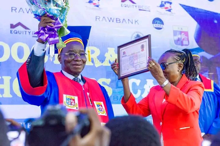 luckybasianga's tweet photo. L’Université Kongo, a procédé, le samedi 30 /11/ 2024, à l’octroi du titre de docteur honoris causa en sciences sociales politiques et administratives, à l’ancien Gouverneur du Kongo central, Simon-Floribert Mbatshi Batshia, pour ses nombreuses actions. https://t.co/ymxxApcpj0