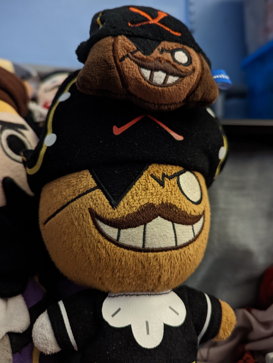 CaptainSeashell's tweet photo. @CRKingdomEN @youtooz Vampire Cookie, so my bald Pirate Cookie plush can kiss her,, 💔💔 /(h)j #Cookiemas https://t.co/slpeeejtXm