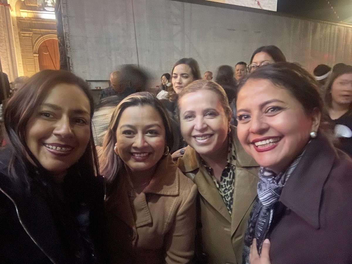 mariaruthzarate's tweet photo. #Vaniloquio 2024
Festival internacional 🔔 concierto de campanas
La Presidenta @TonantzinFdz de San Pedro #Cholula conservando costumbres y tradiciones. También entregó merecidos reconocimientos a los señores campaneros 👏🏻🔔 orgulloso poblano!
Estuvo acompañada de grandes https://t.co/7i7vWqK24q