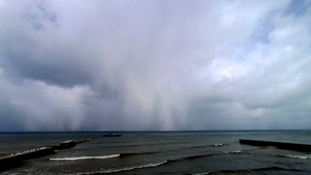 FototakerTony's tweet photo. A few days ago while at #OlcottNY watching some awesome snow-filled #clouds passing over #LakeOntario. #clouds #nubes #greatLakesStates @CloudAppSoc #cellpix #handyfoto #smartphonePix #WNYwx @NewfaneOlcottNY @news4buffalo #itsWinter @NWSBUFFALO https://t.co/5yKRMgiiwk