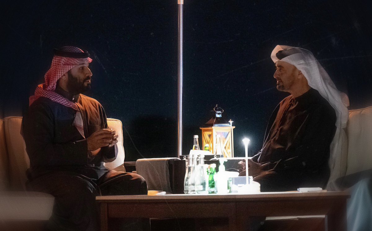 يا عسَـى دارً بها محمد قائـد ما تغيـب شَمسهـا 🩶
#محمد_بن_زايد | #محمد_بن_سلمان