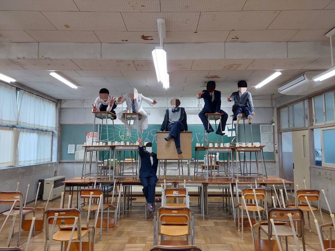 これ机(の上)で積み木するのかと思ってた。 机を使って積み木するんだね？？ 違いが分からない。, image size:1125x844