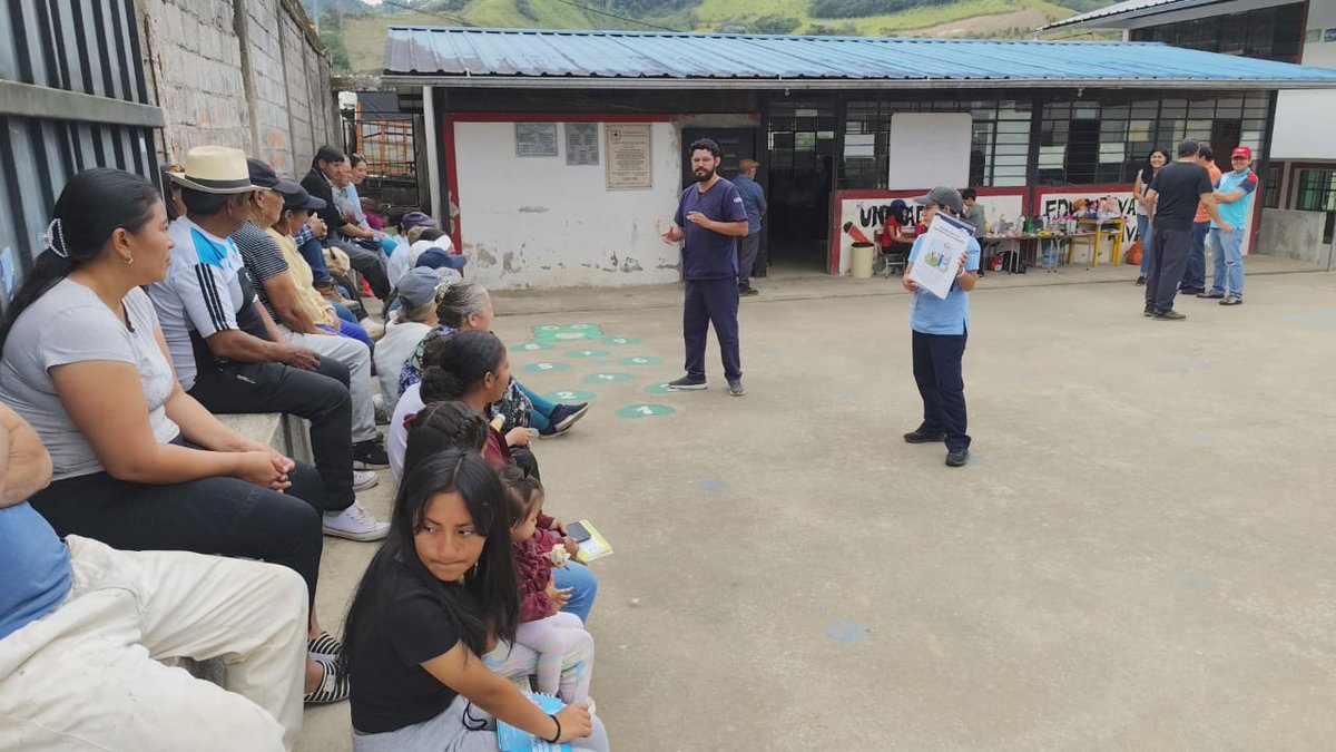 SaludPichincha's tweet photo. ‼️Servimos con pasión para una salud de calidad ‼️
🤝 Nos articulamos con @saludquito, el grupo de voluntariado de ex alumnos del @CSGQuito y líderes comunitarios para brindar atención en Meridiano, sector de Palma Real, Nanegalito, al noroccidente de #Quito. 
#MSPEnTerritorio https://t.co/YAEIcBTs60