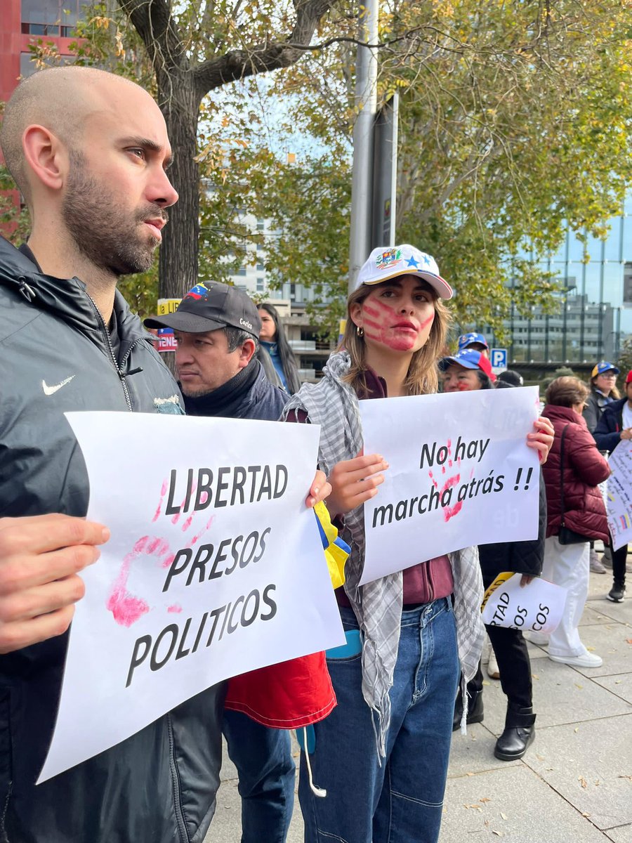 PartidoCOPEI_'s tweet photo. Hoy #1Dic miles de venezolanos se congregaron en más de 200 ciudades para decir:¡YA BASTA!Basta al asedio,a las detenciones arbitrarias,a la violacion de los  DDHH

Los venezolanos exigimos libertad para todos los presos políticos y que se respete el resultado del 28J

#GanóVzla https://t.co/Mnwl45JY2U