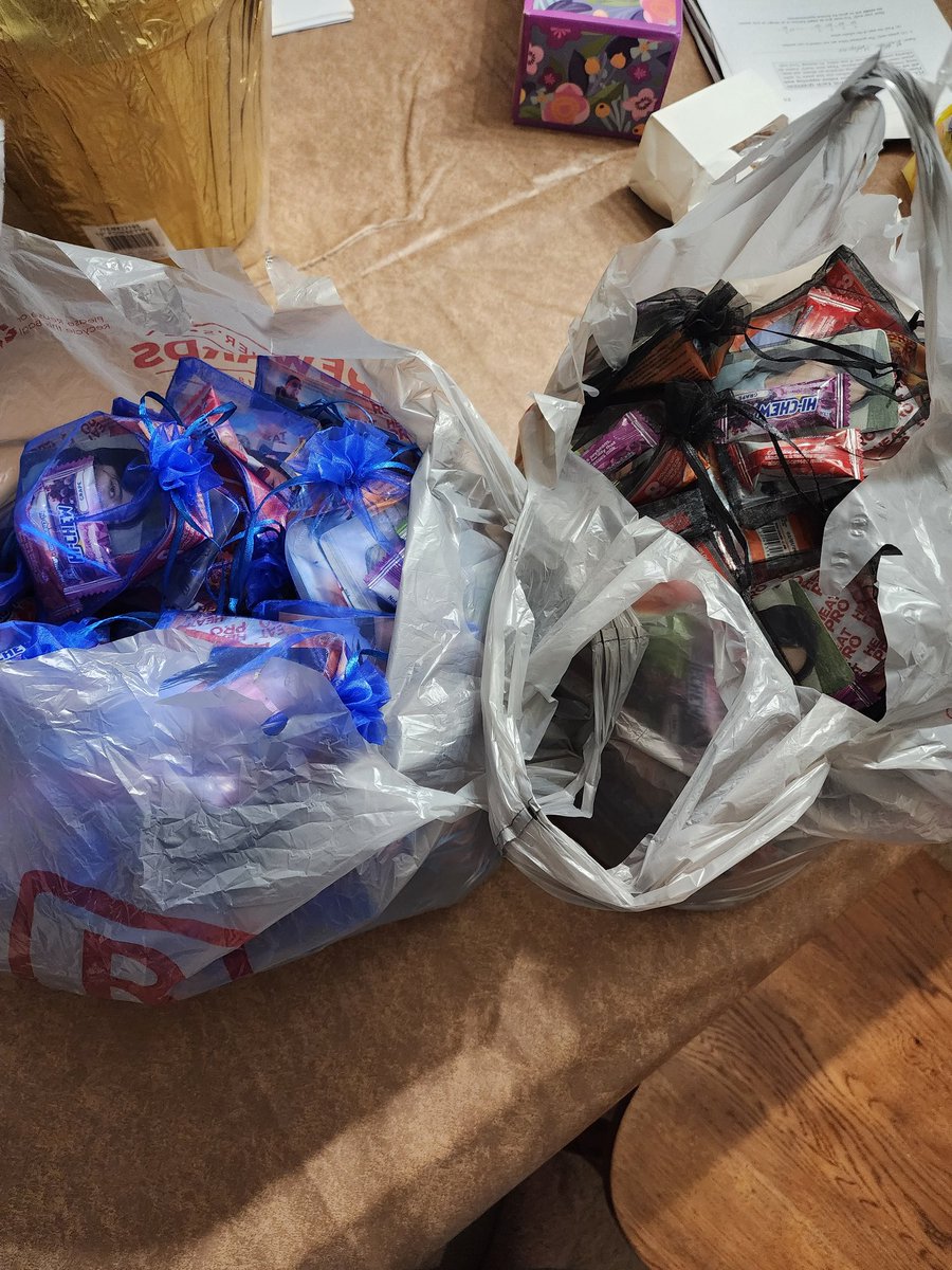 kaitch23's tweet image. Goodie bags for Hannah Bahng's concert in nyc done! Can't wait to see y'all there. I made 102 so there's a pretty high chance you'll get one. I'll share my outfit later cause I'm still sewing it.