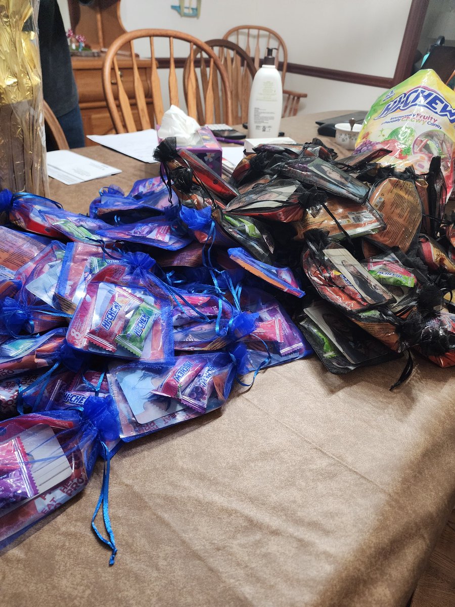 kaitch23's tweet image. Goodie bags for Hannah Bahng's concert in nyc done! Can't wait to see y'all there. I made 102 so there's a pretty high chance you'll get one. I'll share my outfit later cause I'm still sewing it.