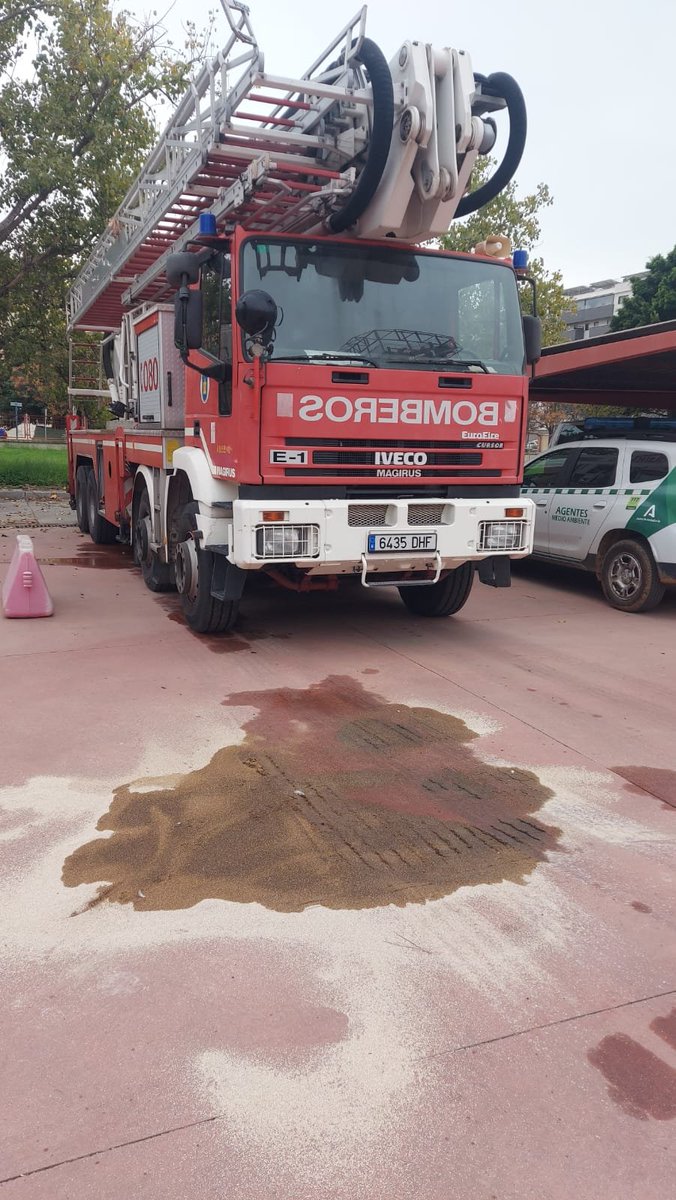 Hay dinero para espectáculos lumínicos pero no para arreglar la autoescala de mayor altura de rescate que tenemos en el Real Cuerpo de Bomberos de Málaga.

Estacionada en el parque de Las Pirámides, pierde aceite por una fuga que no es reparada al no invertir en mantenimiento.