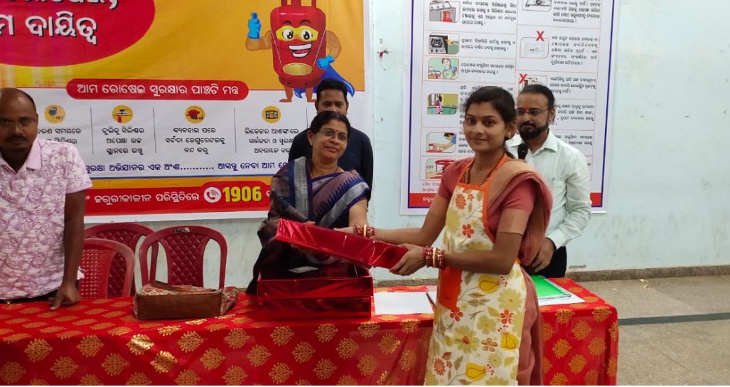 INDANE_ODISHA's tweet photo. Under #SenseofDuty Campaign of MoPNG, Cooking Competition organised at DeogarhOdisha. Winners awarded. Delivery men felicitated for conducting max Safety Checks. Event highly appreciated by the dignitaries, participants  &amp; audience. 
@PetroleumMin 
@IndianOilcl 
@HPCL 
@BPCLLPG https://t.co/WpdC73yNpb
