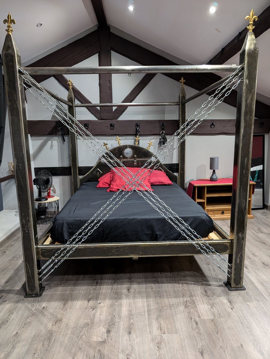 Une partie de la mezzanine du Repaire Des Passions, un des gites de l'Antre Des Vices

#antredesvices #gitebdsm #donjonbdsm #bdsm #munchandplay