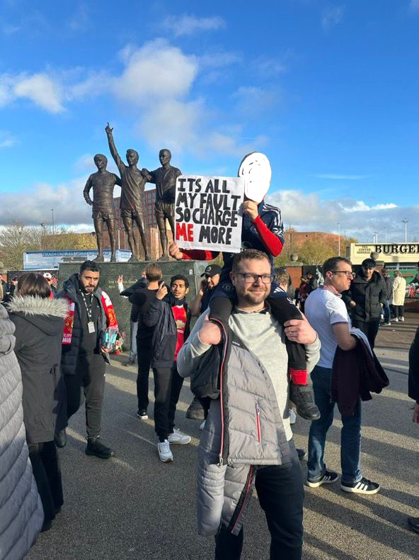 The__1958's tweet image. Today at the Trinity was a protest against GREED.

Thanks to everyone who turned up to make their voice and feelings known #StopExploitingLoyalty @WeAreTheFSA 

Unless everyone makes a stand:

→ There will be no more rivalries.
→ Atmospheres will decay to nothing but a…