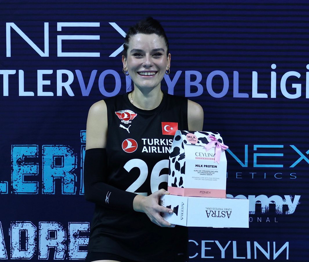 BuseKosarsoy's tweet photo. Benim 2024 vesikalık 💋 https://t.co/XUhkE4RIqW