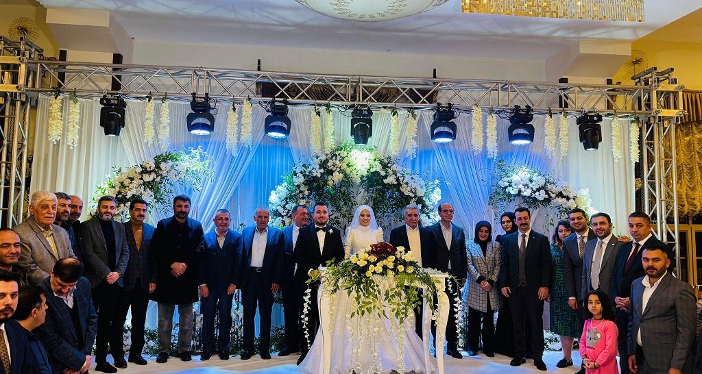 Nebi Yiğit kardeşimin evladı Gençlik Kolları Başkan Yardımcımız Ahmet Yiğit ile Yeşilyurt İlçe Yönetim Kurulu Üyemiz Sena Canpolat’ın düğün törenlerine katılarak bu anlamlı günlerinde mutluluklarına şahitlik ettik.
Allah hayırlı etsin.
