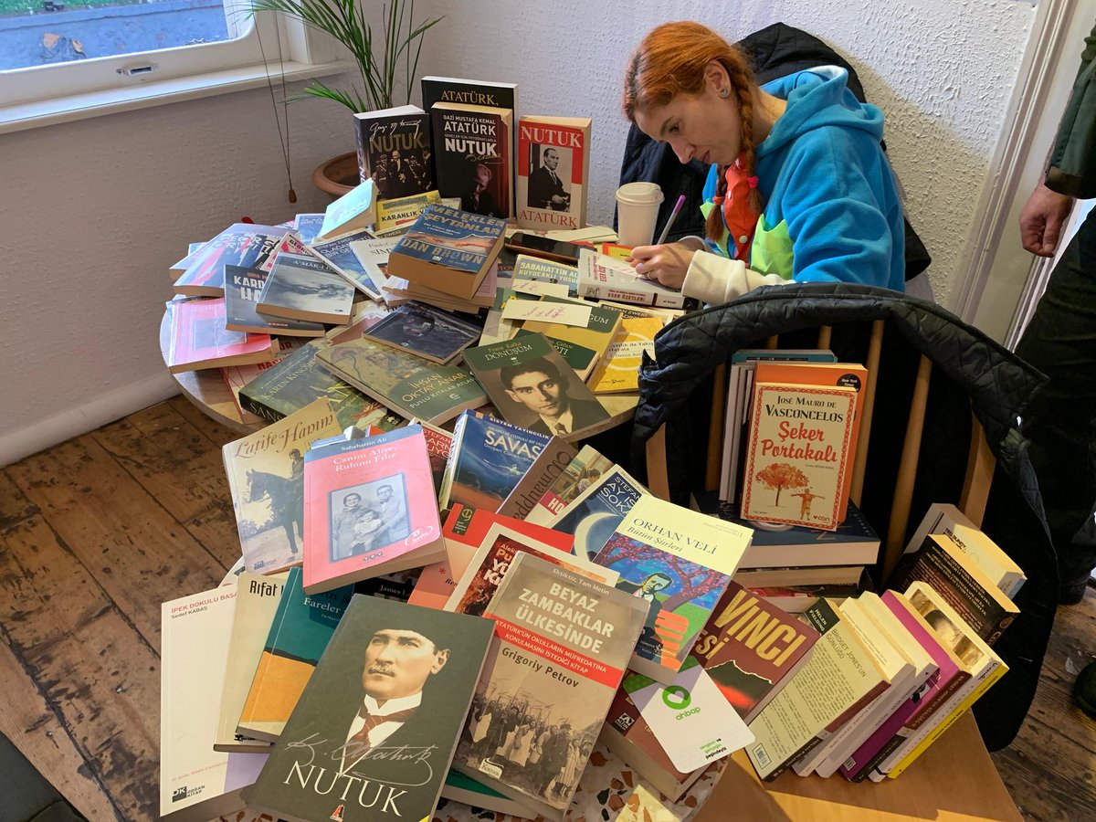 Ahbap İzmir gönüllülerimiz, Ahbap İzmir Okuyor Paylaşıyor’un sonuna geldi. Yıl boyu dönüşümlü olarak okudukları kitapları, özel ayraçları ile Hatay Kırıkhan Recep Aktaş Fen Lisesi öğrencilerine hediye edilmek özenle hazırladılar. 💚