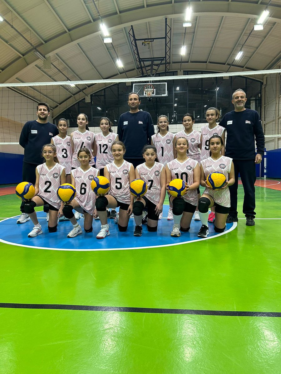 Ali_KORKMAZ61's tweet photo. Gaziantep gençlik spor kulübü midi kız voleybol takımı 2024 - 2025 voleybol sezonuna hazır. 
@GSB_Gaziantep @demirlevent1 @ibrahimh_polat @firat_ygt @mesut_kurtay https://t.co/LUstwWrV5u