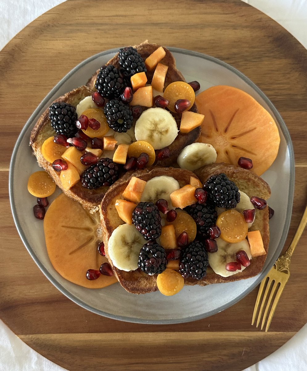 rickysteacup's tweet image. french toast topped with blackberries, persimmon, and pomegranate + pumpkin rooibos tea 🫐🍌🧡