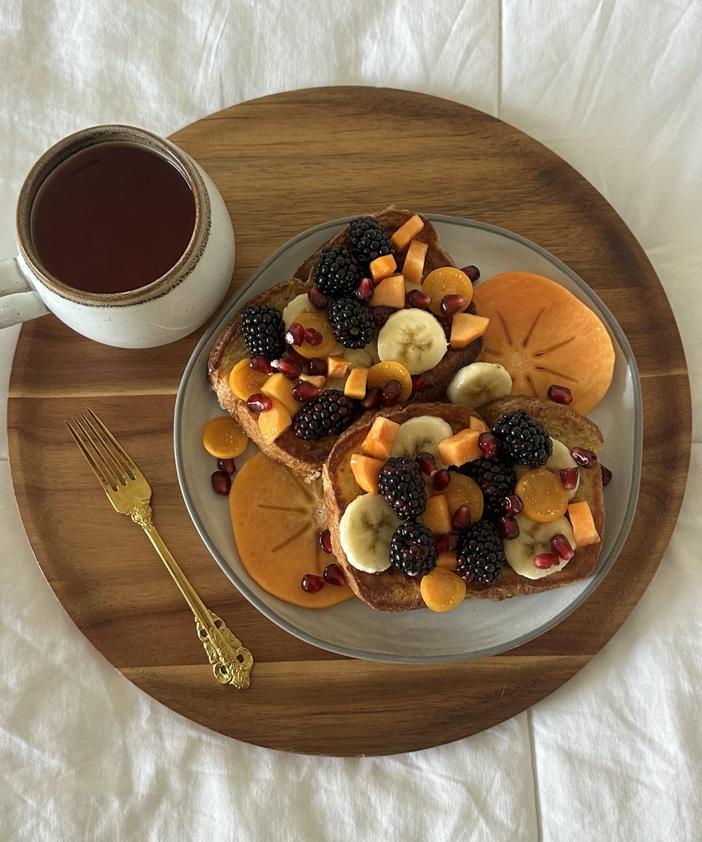 rickysteacup's tweet image. french toast topped with blackberries, persimmon, and pomegranate + pumpkin rooibos tea 🫐🍌🧡