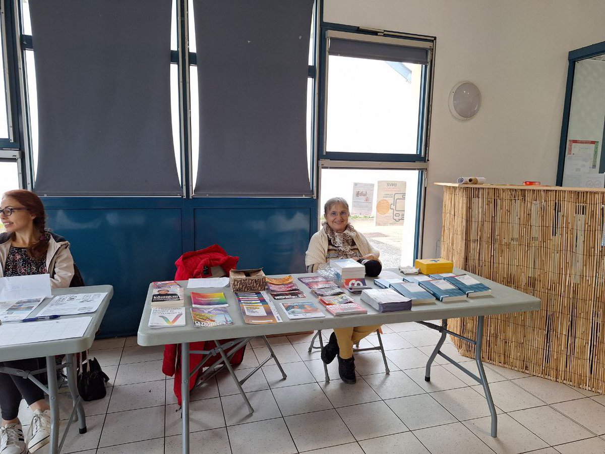 InsoumisMayenne's tweet photo. Hier, une quarantaine de personnes sont venus assister à la présentation du 1er livre de l’institut de la boetie « Extrême droite : la résistible ascension » avec l’intervention d’Elise Leboucher, Pauline Perrenot et Mael Brillant Le Guennec https://t.co/feeVHNO2FS