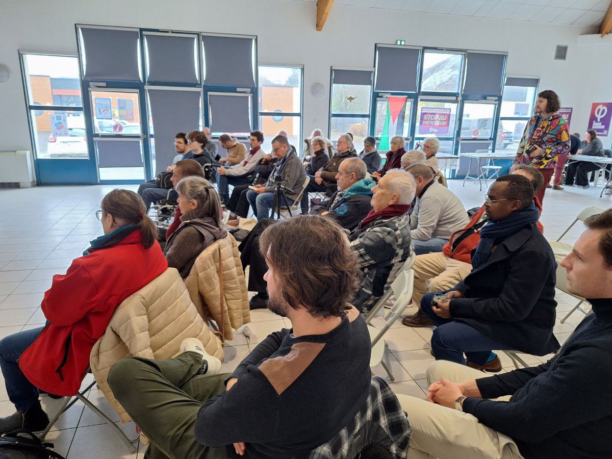 InsoumisMayenne's tweet photo. Hier, une quarantaine de personnes sont venus assister à la présentation du 1er livre de l’institut de la boetie « Extrême droite : la résistible ascension » avec l’intervention d’Elise Leboucher, Pauline Perrenot et Mael Brillant Le Guennec https://t.co/feeVHNO2FS