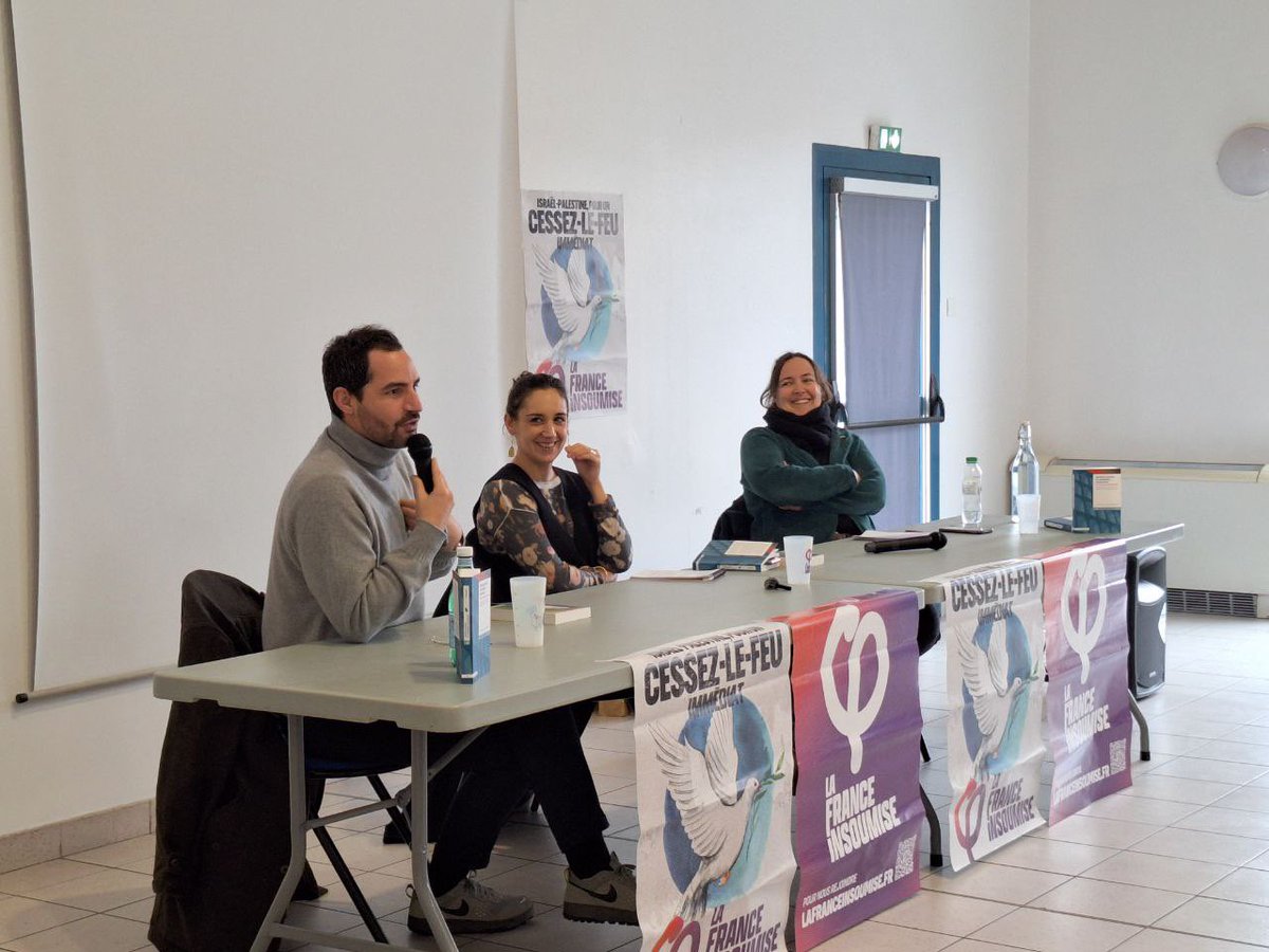InsoumisMayenne's tweet photo. Hier, une quarantaine de personnes sont venus assister à la présentation du 1er livre de l’institut de la boetie « Extrême droite : la résistible ascension » avec l’intervention d’Elise Leboucher, Pauline Perrenot et Mael Brillant Le Guennec https://t.co/feeVHNO2FS