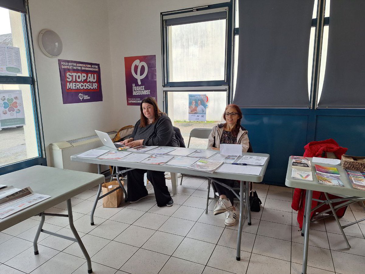 InsoumisMayenne's tweet photo. Hier, une quarantaine de personnes sont venus assister à la présentation du 1er livre de l’institut de la boetie « Extrême droite : la résistible ascension » avec l’intervention d’Elise Leboucher, Pauline Perrenot et Mael Brillant Le Guennec https://t.co/feeVHNO2FS