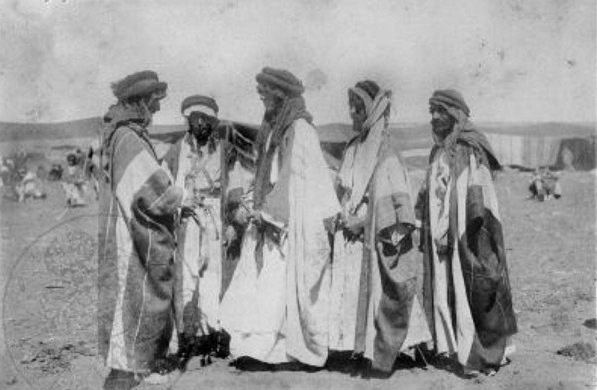 0a_rf's tweet image. مجموعة رجال من قبيلة #عنزة 1899م 

حـنـا ثــلاث عـنـوز ومطـنـخ عـنـوز 
 وكلـن يبـي مـن يــم بـابـه تـجـوزه
واخوك تقل انه علـى شـــي ملـزوز 
وده بـــروزه قــبــل لاحــد يــــروزه